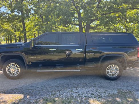 Used 2023 Chevrolet Silverado 2500 High Country AWD/4WD image 2