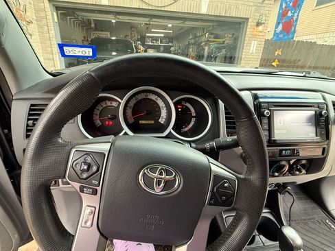 Used 2014 Toyota Tacoma PreRunner w/ SR5 Package image 11