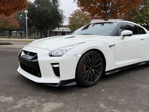 Used 2023 Nissan GT-R Premium w/ Premium Interior Package AWD/4WD image 1