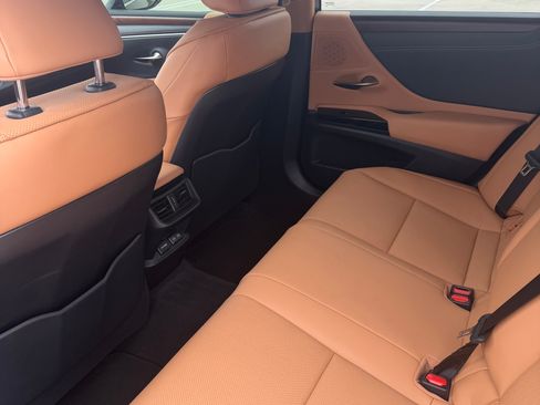 Used 2024 Lexus ES 300h w/ Premium Package FWD image 11