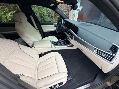 Used 2022 BMW X7 M50i w/ Dynamic Handling Package AWD/4WD image 13