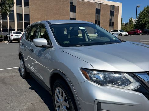 Used 2018 Nissan Rogue S AWD/4WD image 5