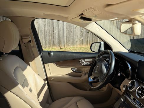 Used 2019 Mercedes-Benz GLC 350e 4MATIC image 9