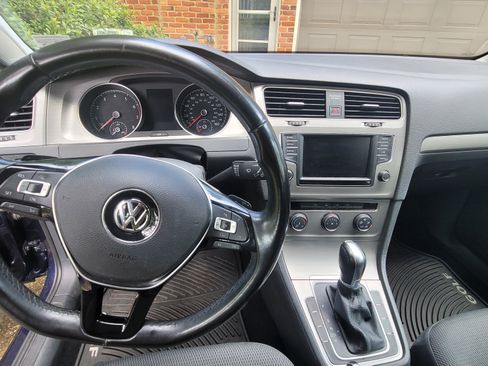 Used 2016 Volkswagen Golf S image 8