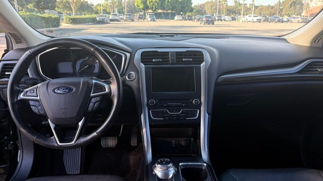 Used 2017 Ford Fusion SE w/ Fusion SE Technology Package FWD image 9
