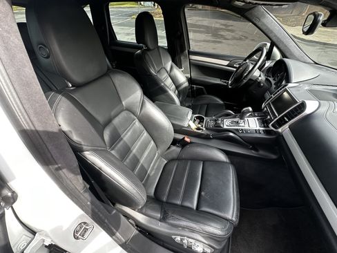 Used 2013 Porsche Cayenne Turbo w/ Sportdesign Pkg w/Side Skirts image 44