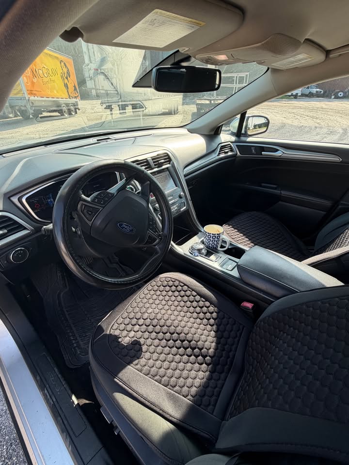 Used 2019 Ford Fusion SE FWD image 5