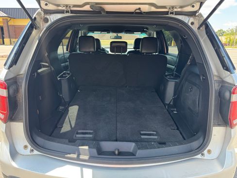 Used 2016 Ford Explorer XLT w/ Equipment Group 202A image 12
