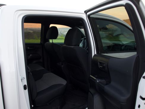 Used 2022 Toyota Tacoma TRD Off-Road RWD image 9