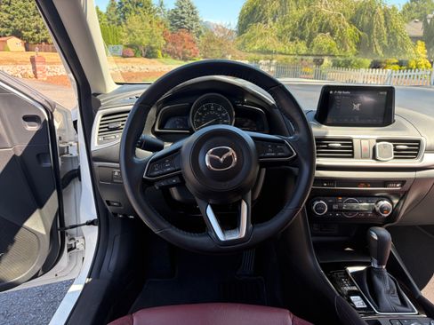 Used 2018 MAZDA MAZDA3 Touring FWD image 12