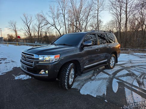 Used 2018 Toyota Land Cruiser Sport Utility 4D w/ Four Season Floor Mat Package image 4