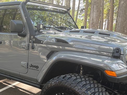 Used 2021 Jeep Gladiator Sport image 9