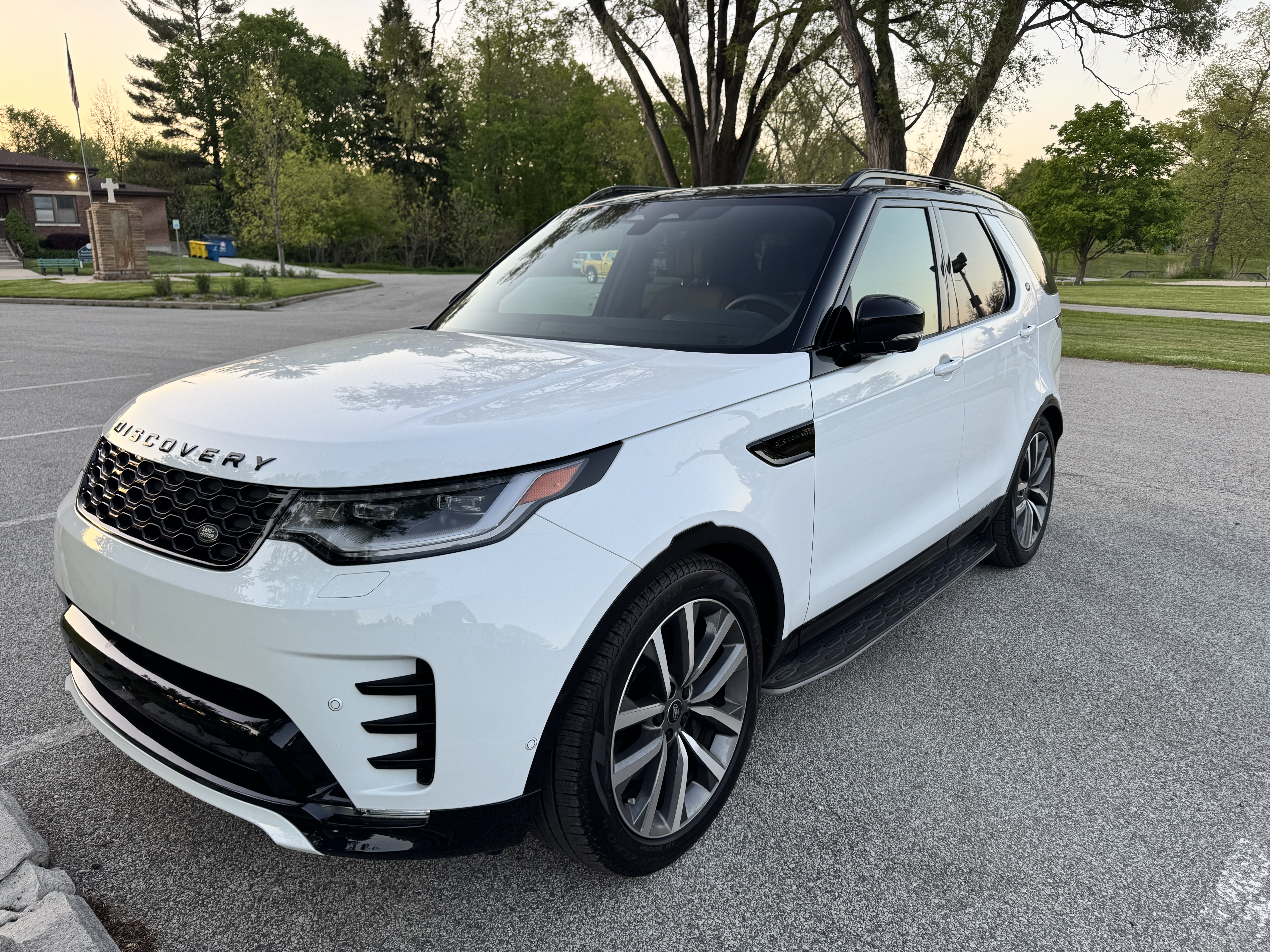 Used 2025 Land Rover Discovery Dynamic SE AWD/4WD image 1