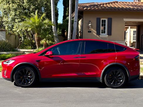 Used 2018 Tesla Model X 75D image 4