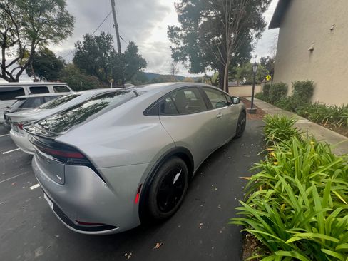 Used 2025 Toyota Prius XLE image 5