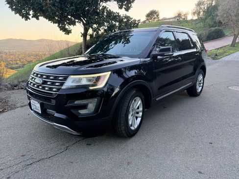 Used 2016 Ford Explorer XLT w/ Equipment Group 202A image 1