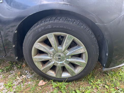 Used 2010 Lincoln MKZ image 12