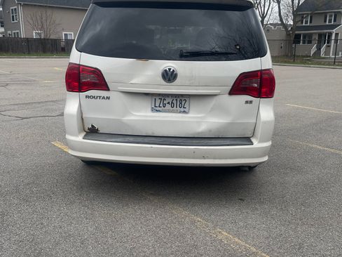 Used 2011 Volkswagen Routan SE image 6