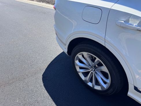 Used 2021 Bentley Bentayga image 9