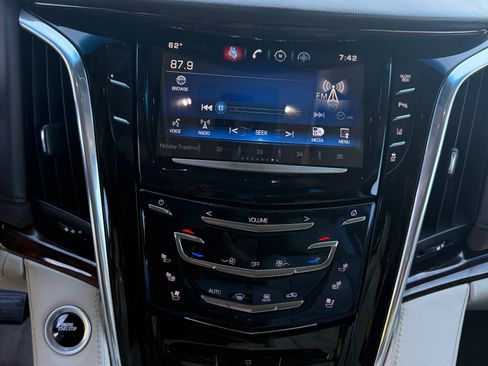Used 2015 Cadillac Escalade Luxury AWD/4WD image 13