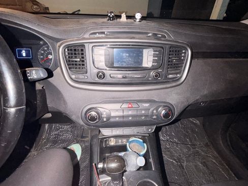 Used 2016 Kia Sorento LX w/ LX Convenience Package image 11