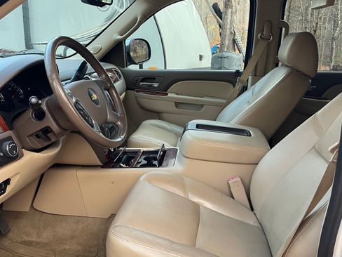 Used 2013 Chevrolet Suburban LTZ image 9