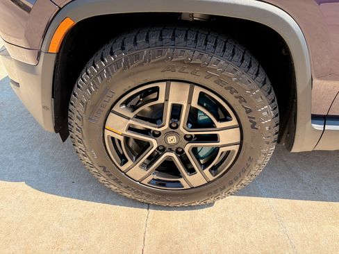 Used 2026 Rivian R1S Premium image 32