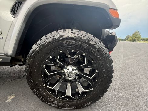 Used 2018 Jeep Wrangler Unlimited Sahara AWD/4WD image 19
