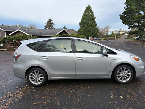 Used 2012 Toyota Prius V Five image 9