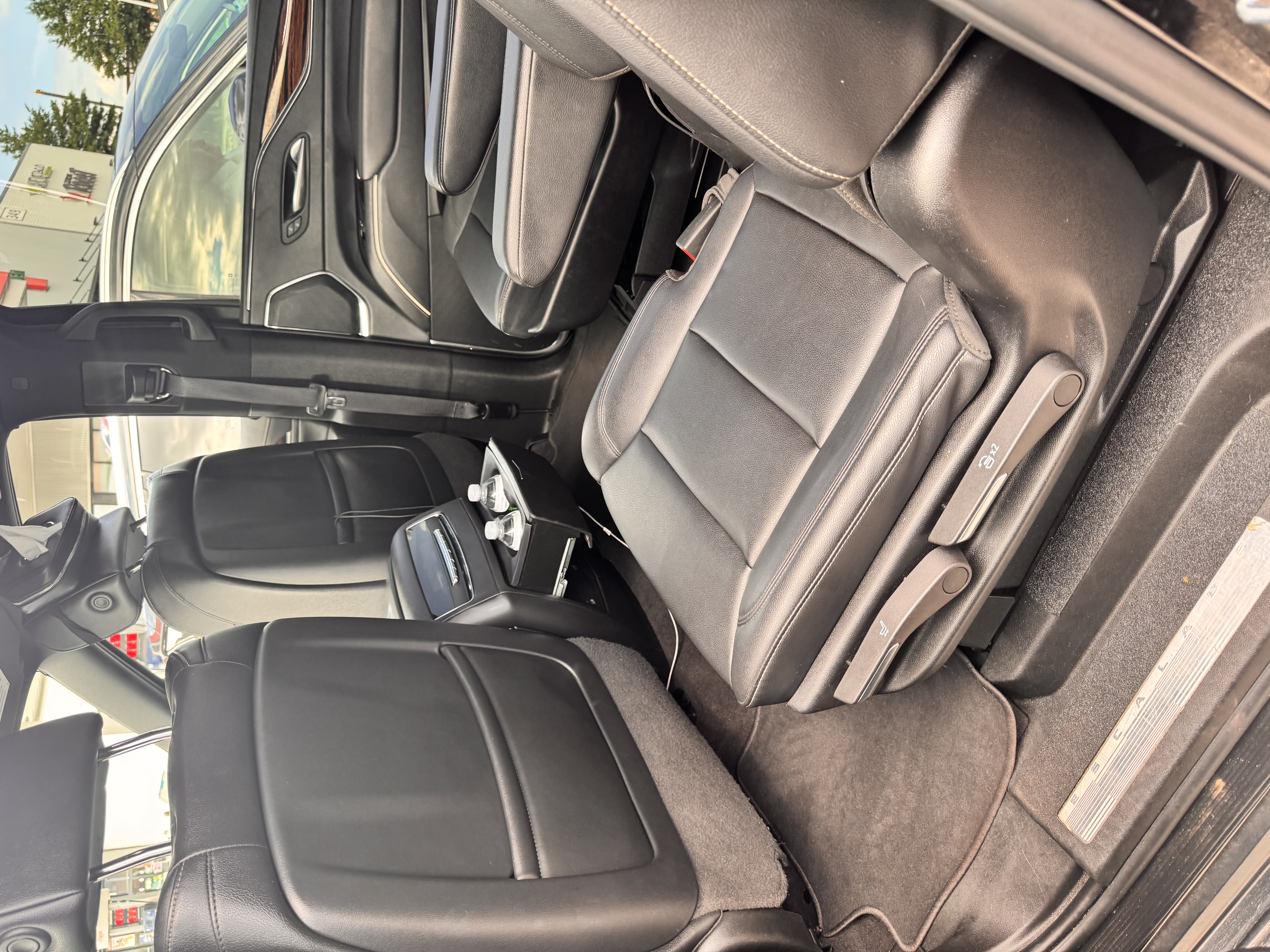 Used 2024 Cadillac Escalade ESV Luxury AWD/4WD image 4