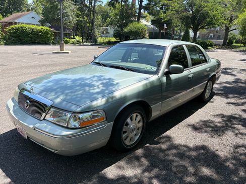 Used 2005 Mercury Grand Marquis GS RWD image 1