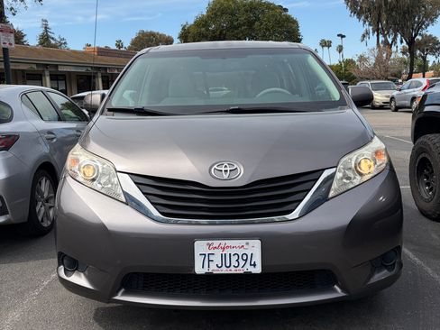 Used 2014 Toyota Sienna LE image 15