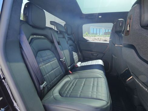 Used 2026 Rivian R1T Premium image 22