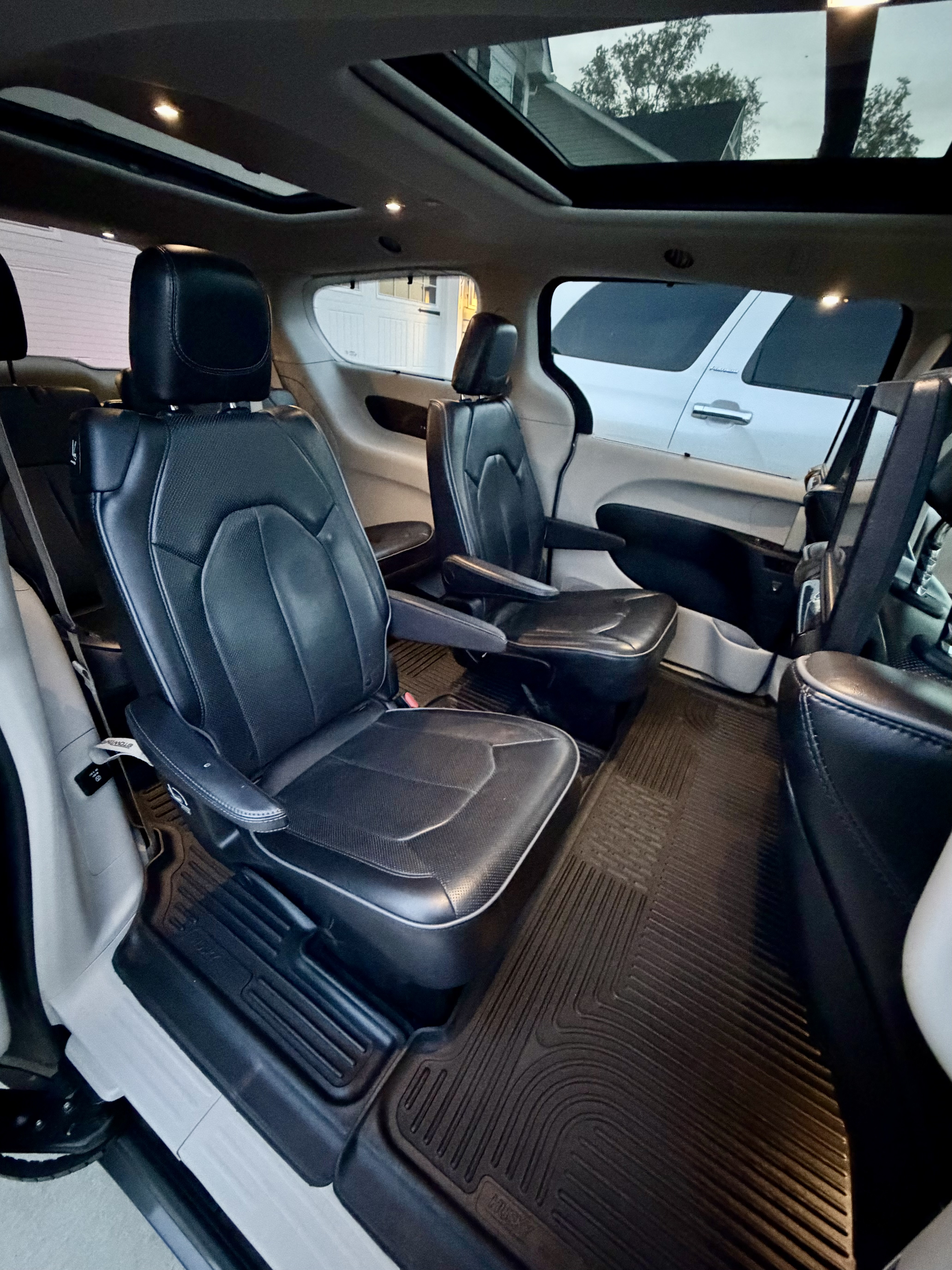 Used 2018 Chrysler Pacifica Limited w/ Tire & Wheel Group FWD image 18