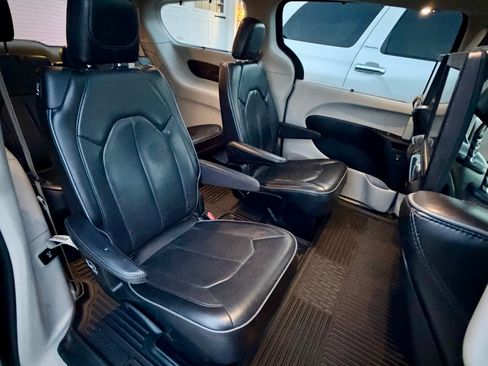 Used 2018 Chrysler Pacifica Limited w/ Tire & Wheel Group FWD image 18