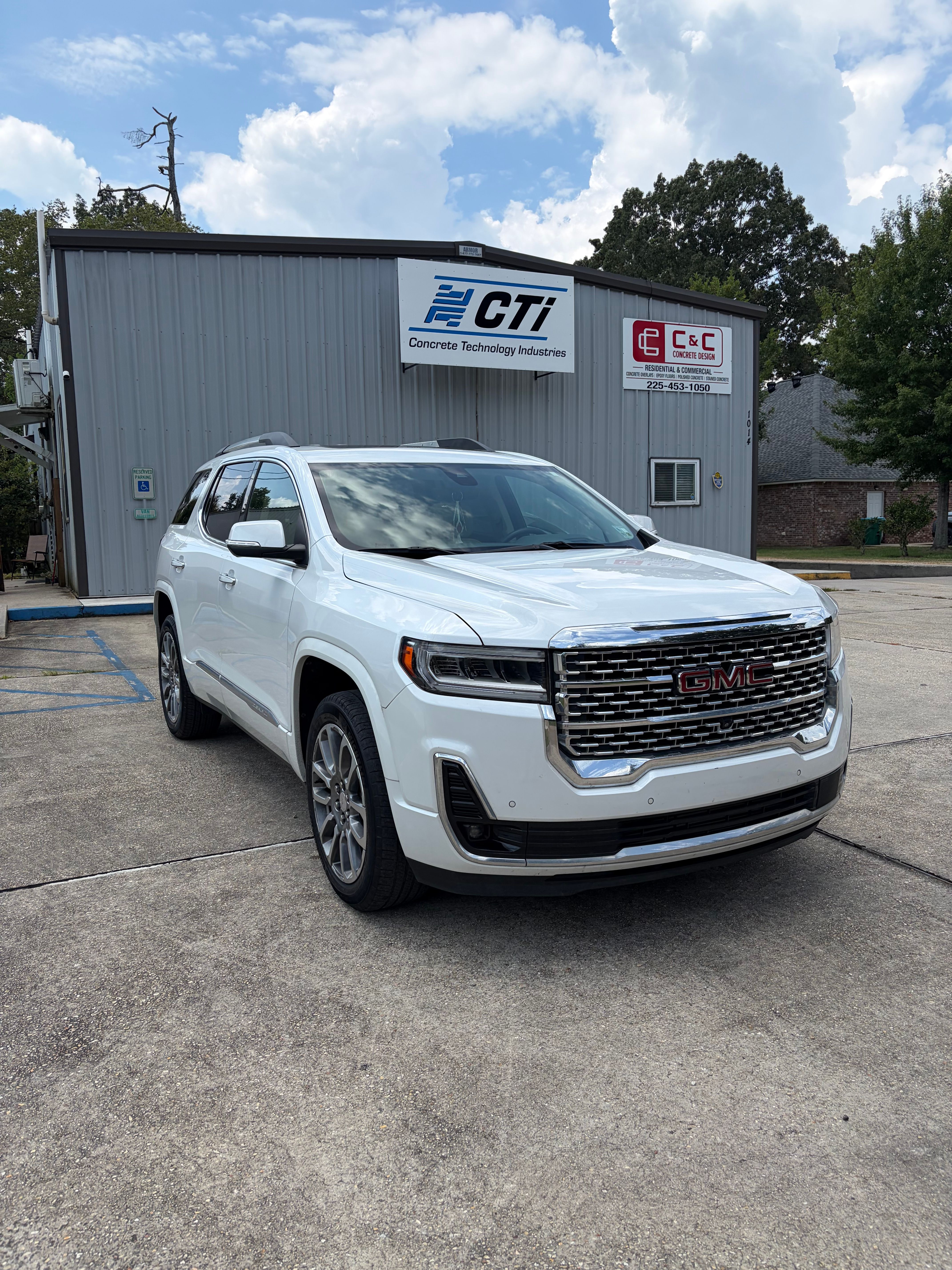 Used 2022 GMC Acadia Denali w/ Denali Ultimate Package FWD image 2