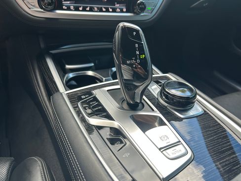 Used 2019 BMW 750i image 8