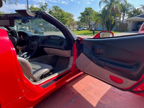 Used 2000 Chevrolet Corvette Convertible RWD image 17