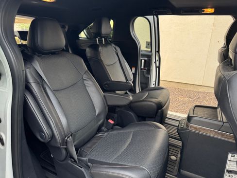 Used 2025 Toyota Sienna Platinum AWD/4WD image 14