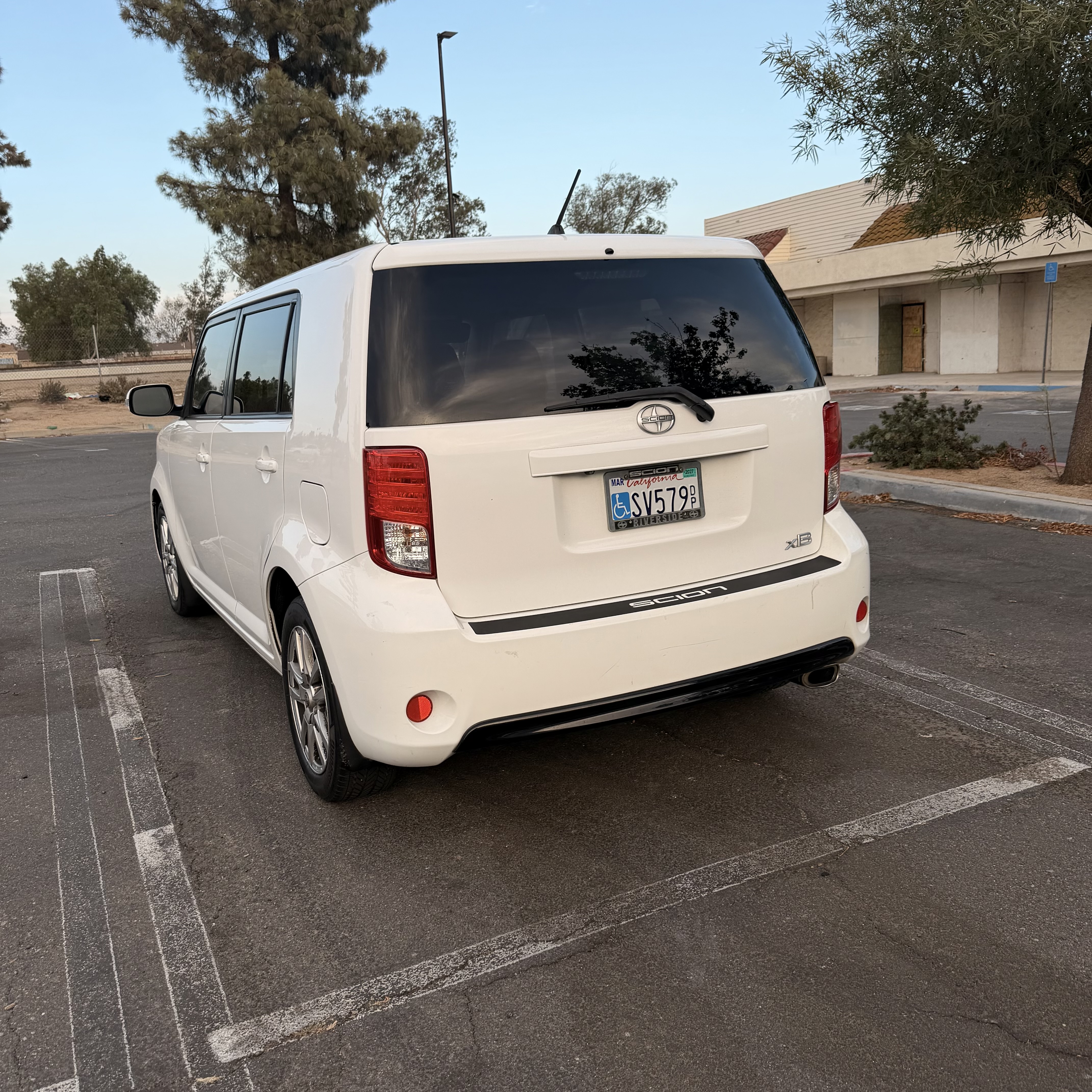 Used 2015 Scion xB FWD image 8