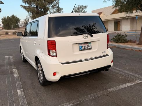 Used 2015 Scion xB FWD image 8