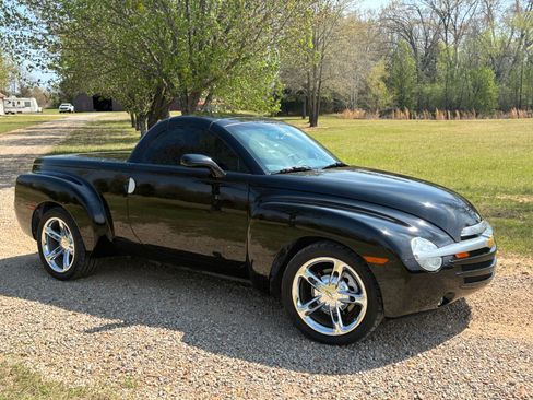 Used 2004 Chevrolet SSR w/ Preferred Equipment Group image 1