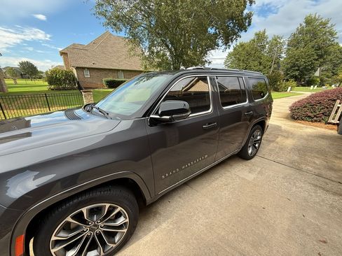 Used 2024 Jeep Grand Wagoneer Series III image 4