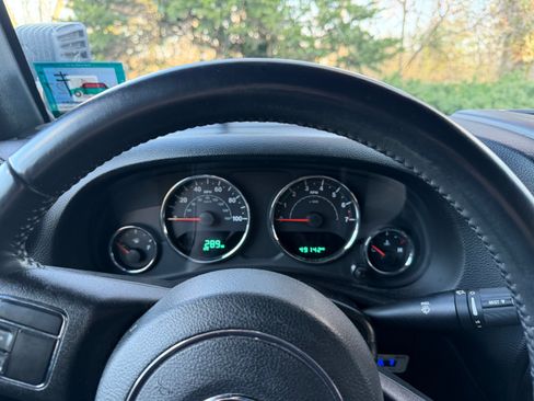 Used 2016 Jeep Wrangler Unlimited Sahara image 6