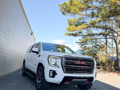 Used 2023 GMC Yukon XL AT4 image 4