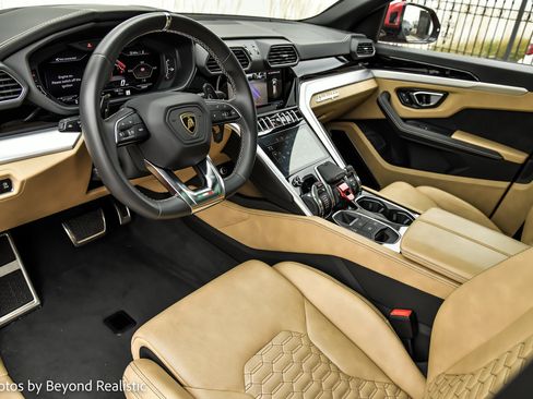 Used 2021 Lamborghini Urus Sport Utility 4D image 4