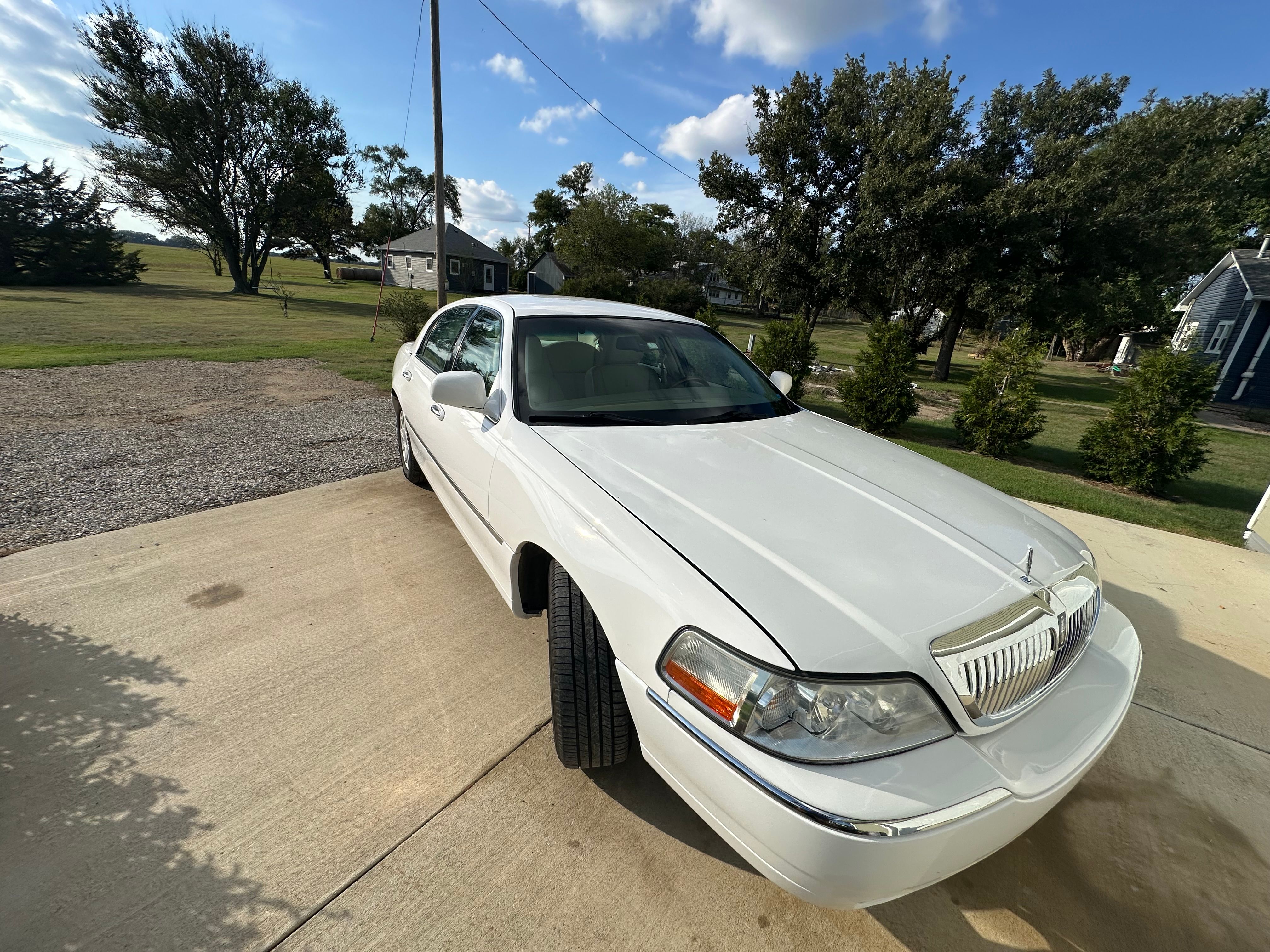 Used 2011 Lincoln Town Car Signature Limited RWD image 9