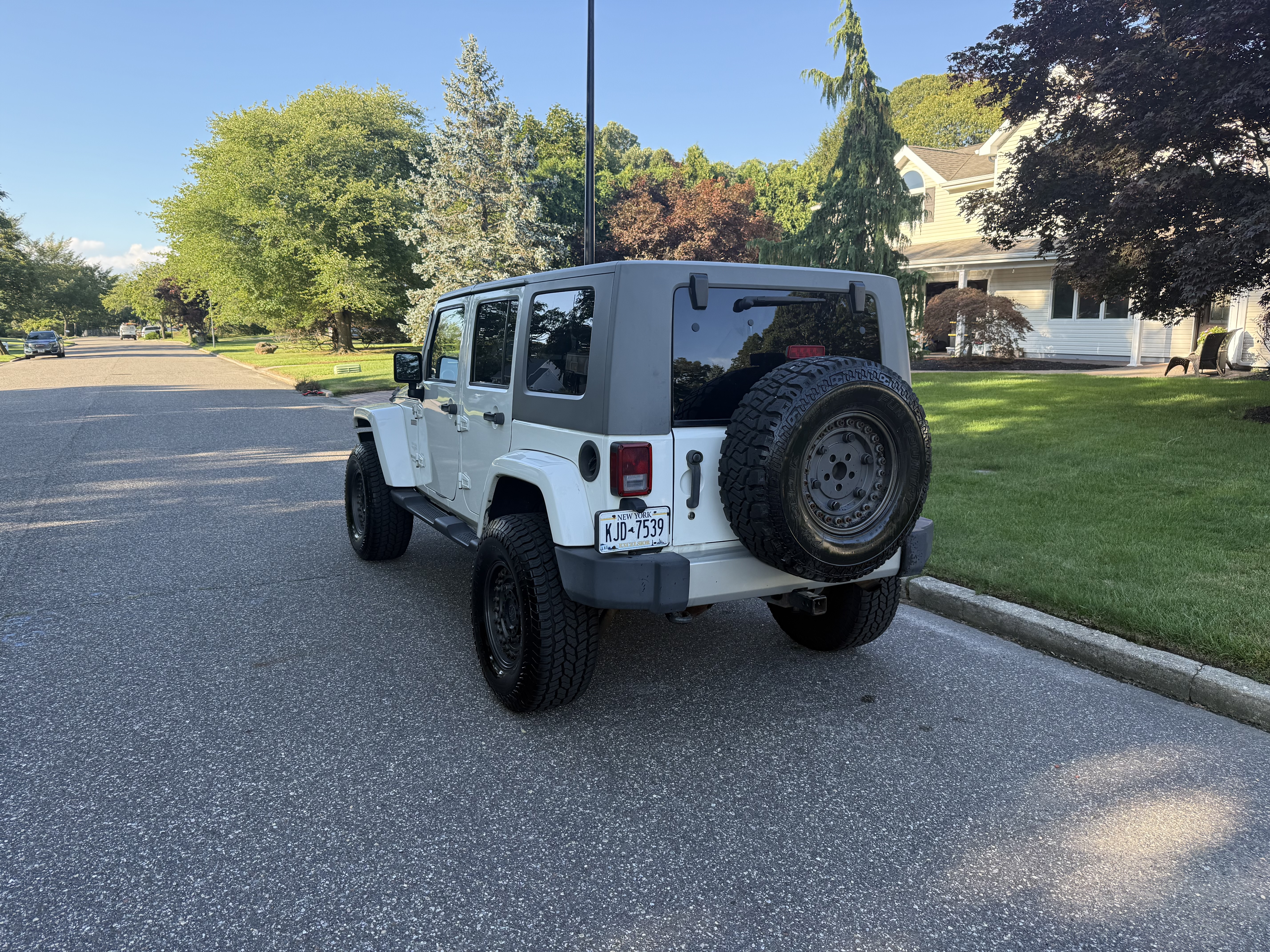 Used 2010 Jeep Wrangler Unlimited Sahara AWD/4WD image 6