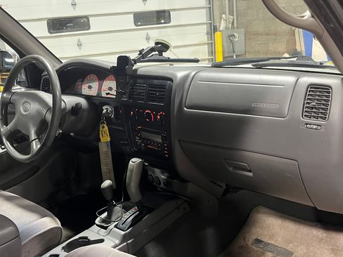 Used 2001 Toyota Tacoma Limited image 12