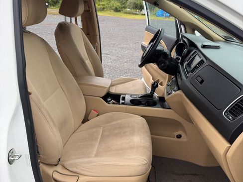 Used 2015 Kia Sedona LX w/ LX Convenience Package FWD image 11